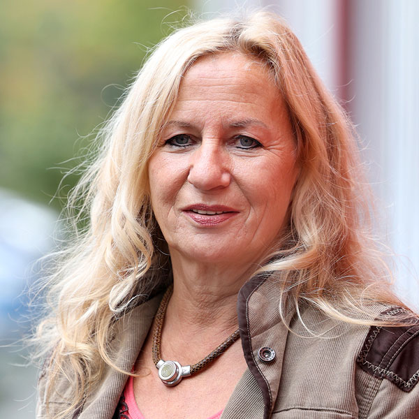 Porträt von Denise Boguth mit langen blonden Haaren.