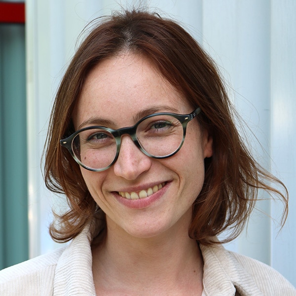 Porträt von Julia Jahn mit Brille und kurzen braunen Haaren.