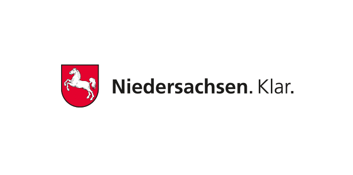 Logo des Landes Niedersachsen mit dem Landeswappen und dem Schriftzug Niedersachsen. Klar.